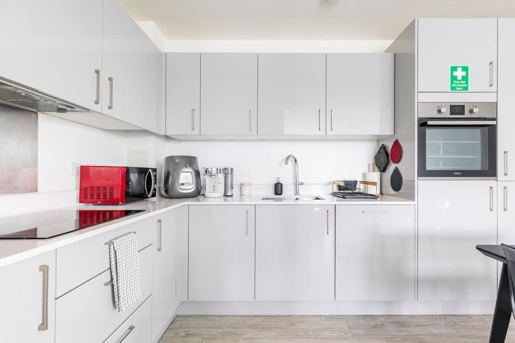 Stylish & Comfortable Top-Floor Flat In Harrow London Exterior photo