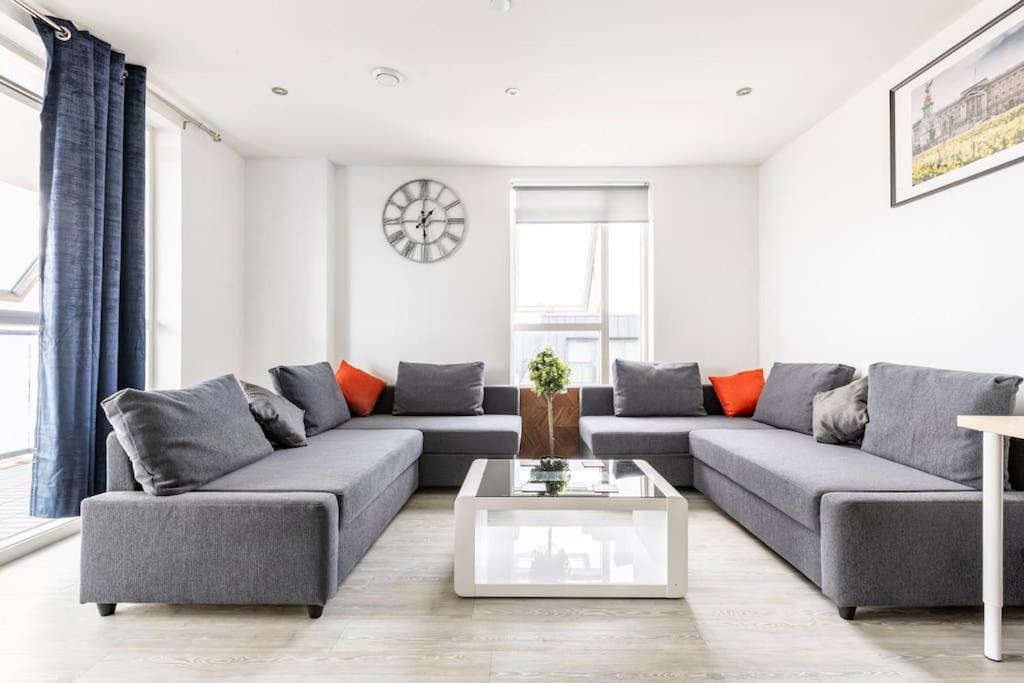 Stylish & Comfortable Top-Floor Flat In Harrow London Exterior photo