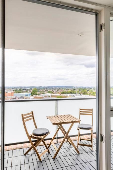 Stylish & Comfortable Top-Floor Flat In Harrow London Exterior photo