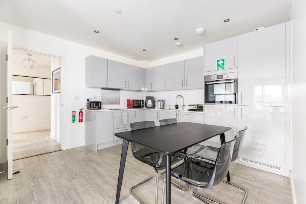 Stylish & Comfortable Top-Floor Flat In Harrow London Exterior photo