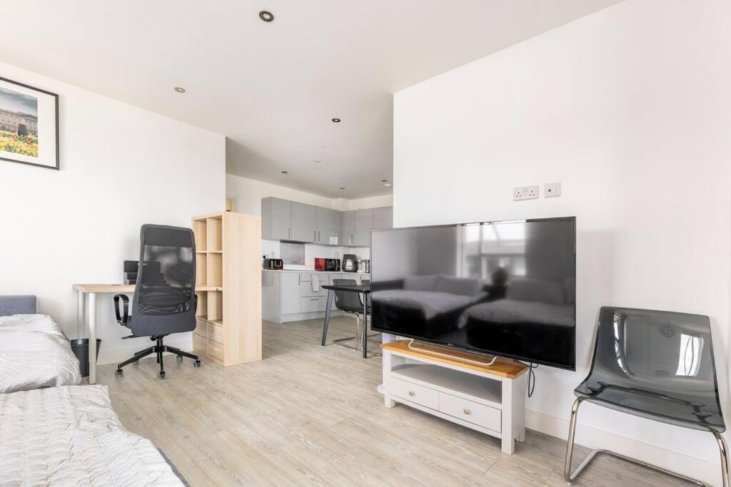 Stylish & Comfortable Top-Floor Flat In Harrow London Exterior photo