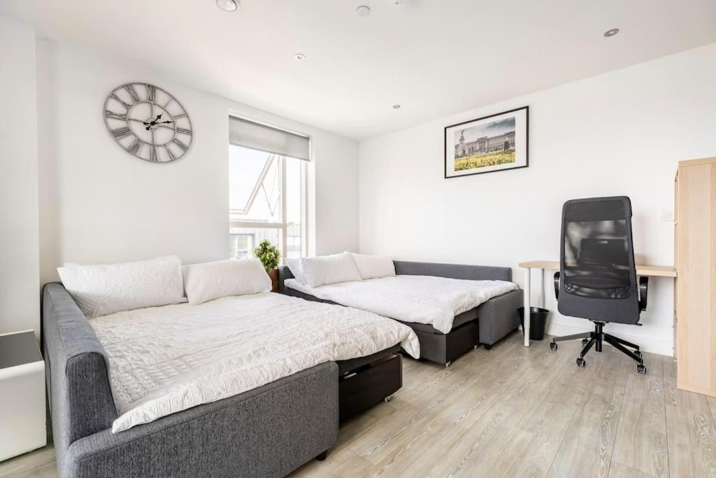 Stylish & Comfortable Top-Floor Flat In Harrow London Exterior photo