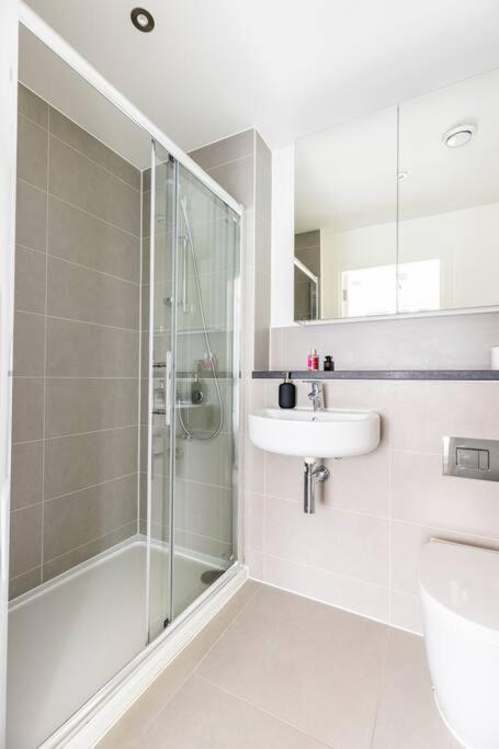 Stylish & Comfortable Top-Floor Flat In Harrow London Exterior photo