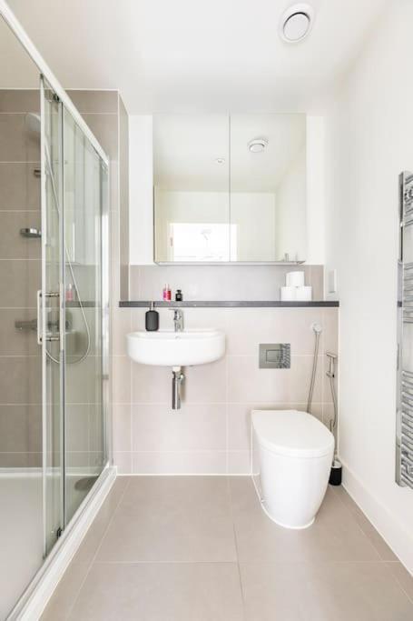 Stylish & Comfortable Top-Floor Flat In Harrow London Exterior photo