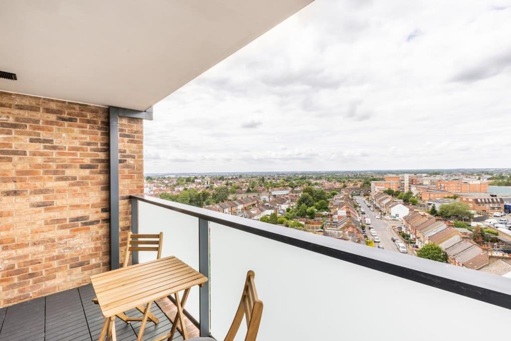 Stylish & Comfortable Top-Floor Flat In Harrow London Exterior photo
