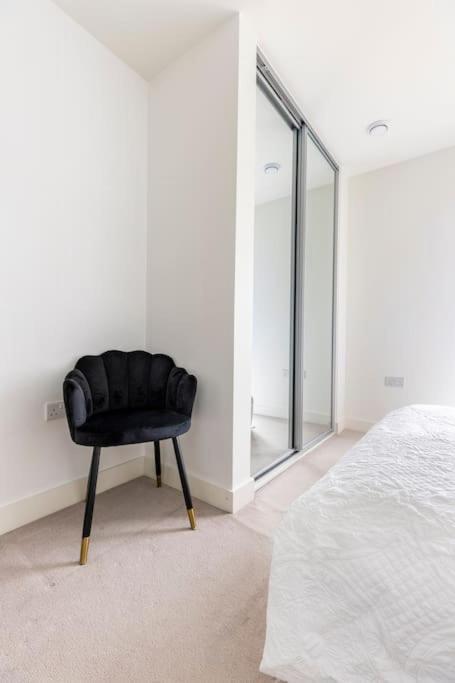 Stylish & Comfortable Top-Floor Flat In Harrow London Exterior photo