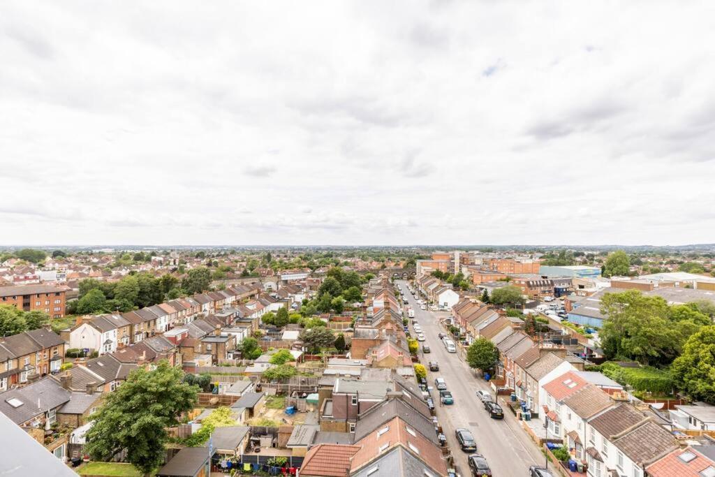 Stylish & Comfortable Top-Floor Flat In Harrow London Exterior photo