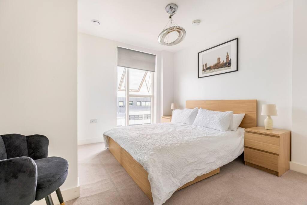 Stylish & Comfortable Top-Floor Flat In Harrow London Exterior photo