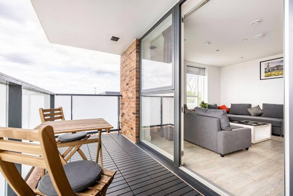 Stylish & Comfortable Top-Floor Flat In Harrow London Exterior photo