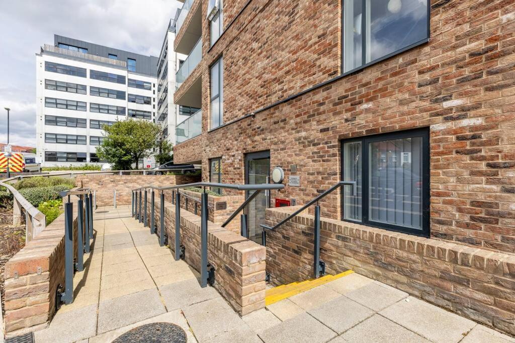 Stylish & Comfortable Top-Floor Flat In Harrow London Exterior photo