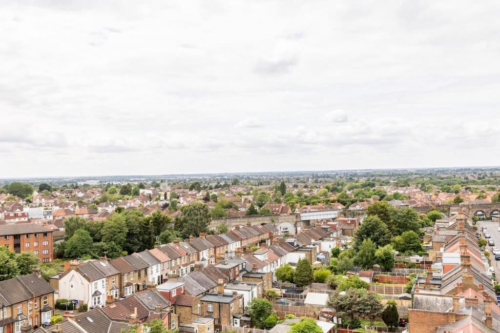 Stylish & Comfortable Top-Floor Flat In Harrow London Exterior photo