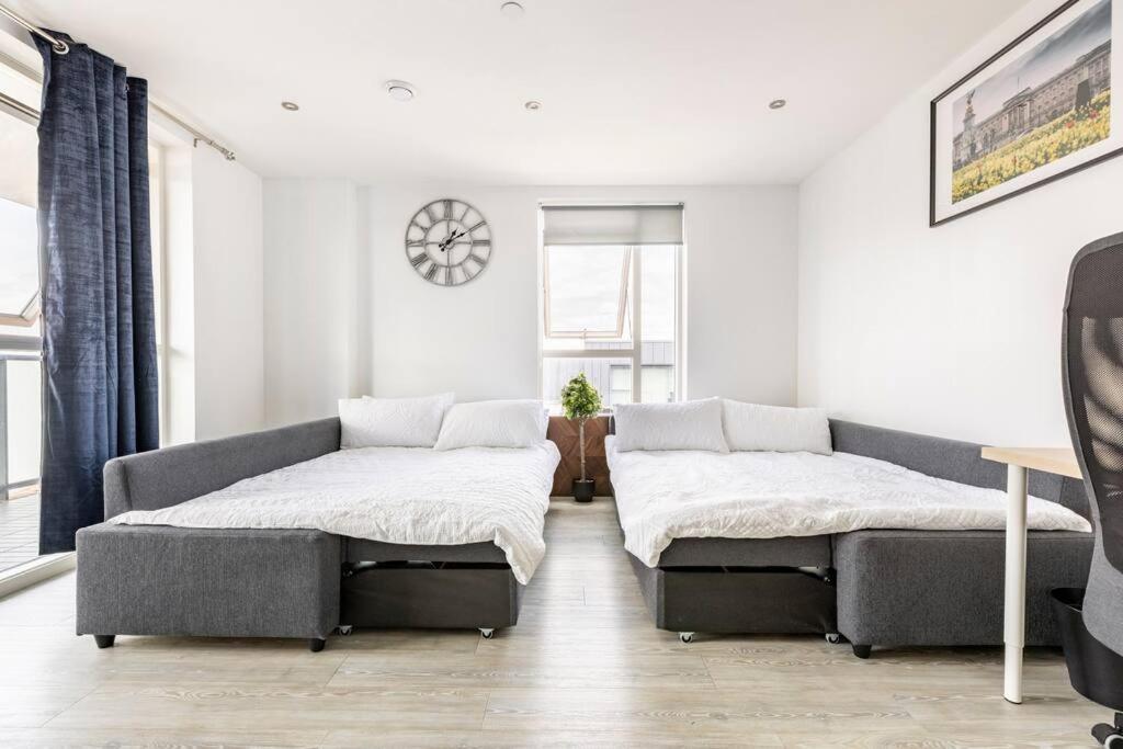 Stylish & Comfortable Top-Floor Flat In Harrow London Exterior photo