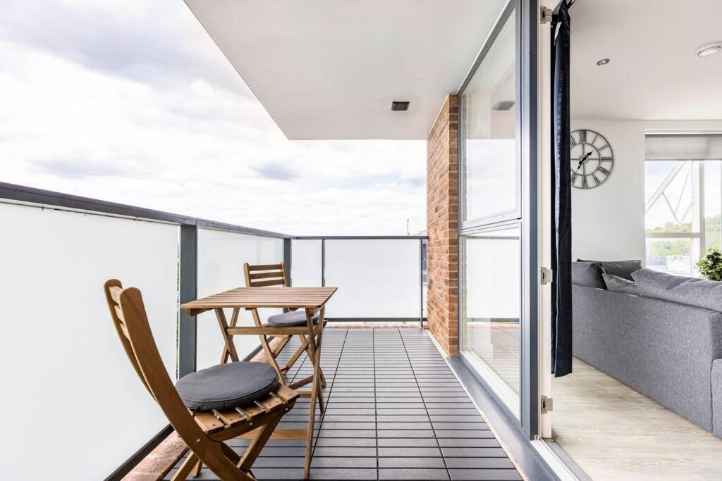 Stylish & Comfortable Top-Floor Flat In Harrow London Exterior photo