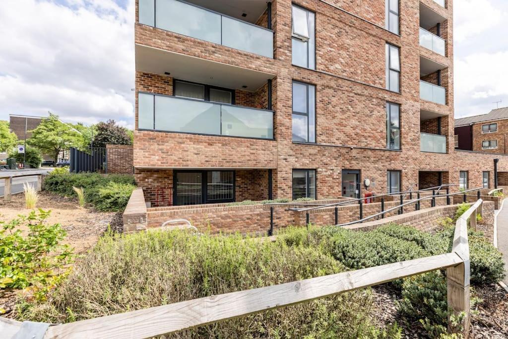 Stylish & Comfortable Top-Floor Flat In Harrow London Exterior photo